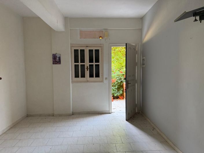 Image No.17-6 Bed Property for sale