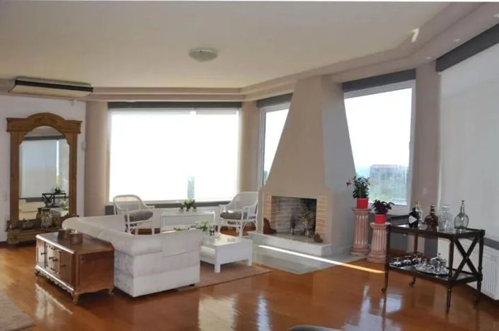 Image No.19-4 Bed Property for sale