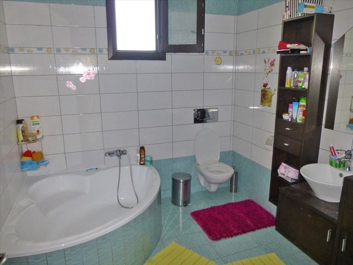 Image No.20-4 Bed Property for sale