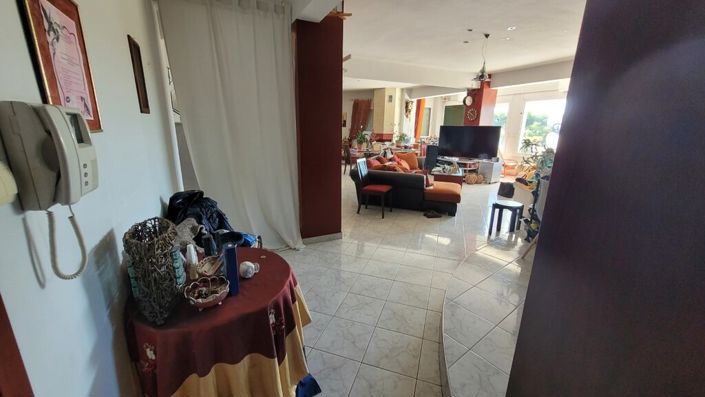 Image No.17-10 Bed Property for sale