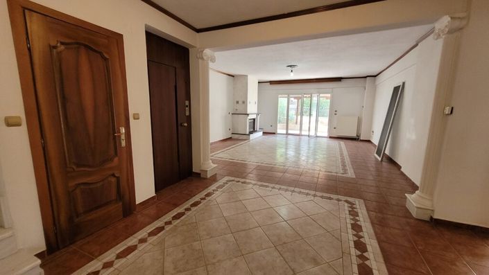 Image No.10-6 Bed Property for sale