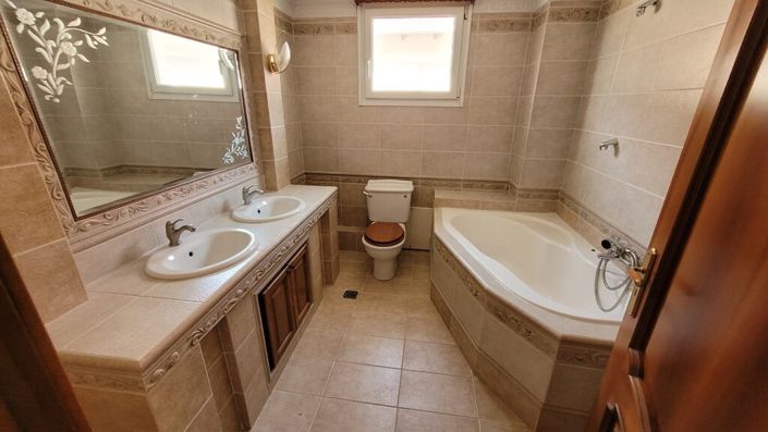 Image No.14-6 Bed Property for sale