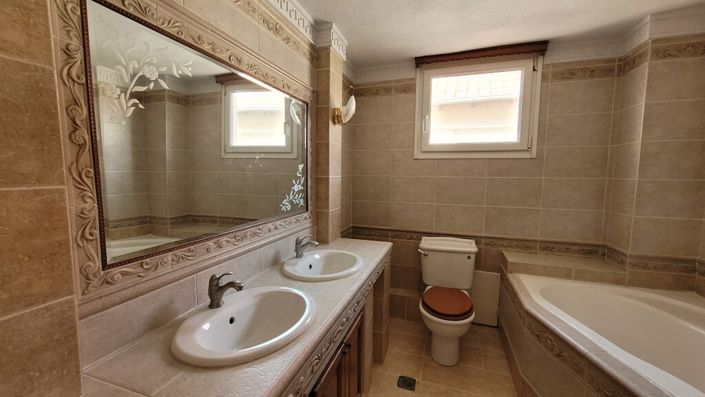 Image No.15-6 Bed Property for sale