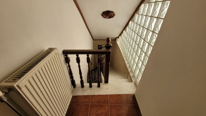 Image No.17-6 Bed Property for sale