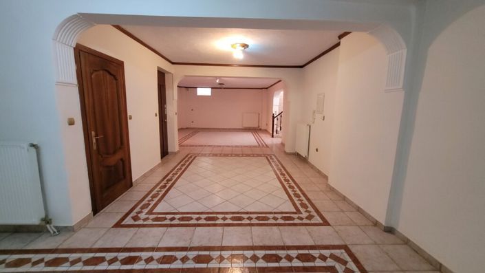 Image No.18-6 Bed Property for sale