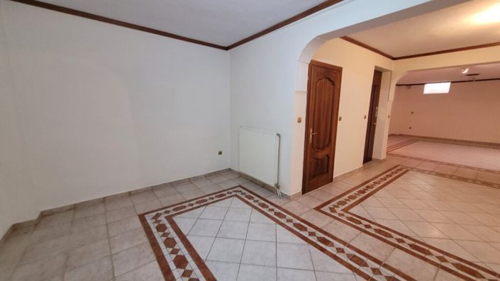 Image No.22-6 Bed Property for sale