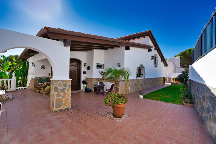 Image No.3-4 Bed Villa for sale