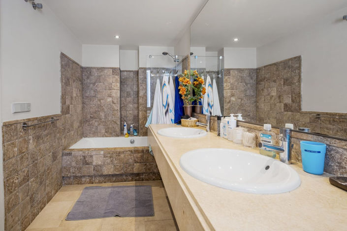 Image No.13-3 Bed Apartment for sale