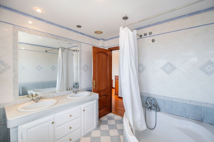 Image No.14-5 Bed Villa for sale