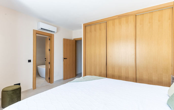 Image No.13-4 Bed Townhouse for sale