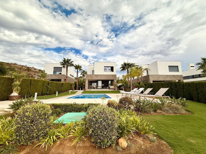 Image No.2-4 Bed Villa for sale