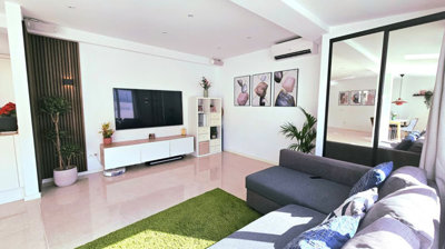 10-bb915d1cb19341576dcdc994b81ab9c5