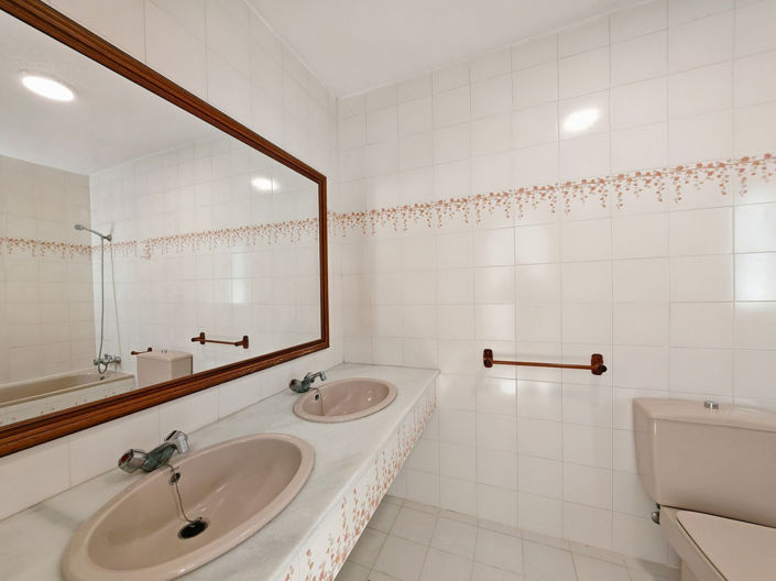 Image No.13-2 Bed Townhouse for sale