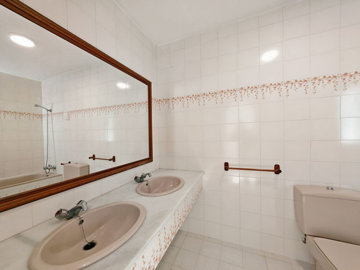 13-5fd73dea700db77384c091ca9818b1a9