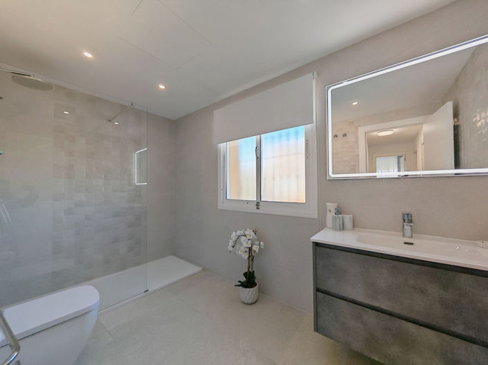 Image No.17-4 Bed Townhouse for sale