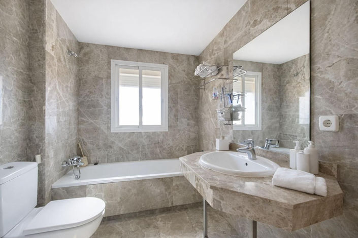 Image No.28-3 Bed Townhouse for sale