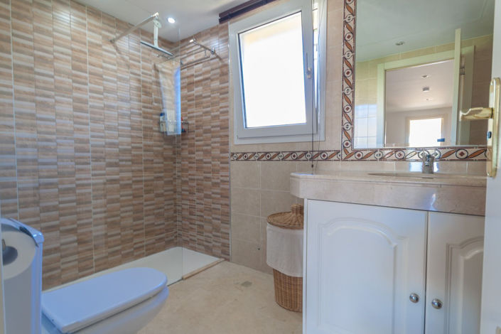 Image No.16-4 Bed Townhouse for sale