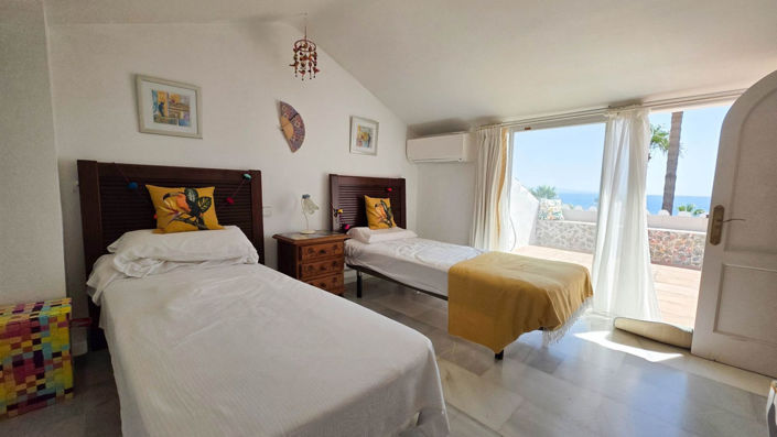 Image No.14-3 Bed Townhouse for sale