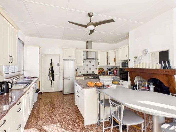 Image No.8-8 Bed House for sale