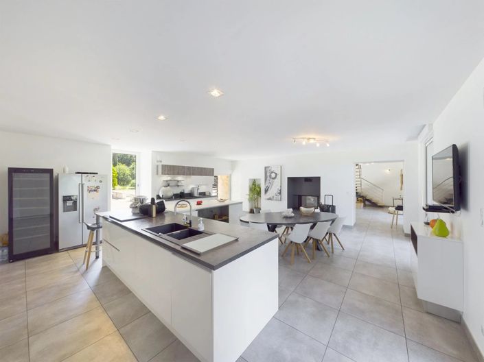 Image No.3-9 Bed House for sale