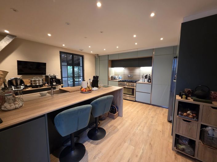 Image No.7-10 Bed House for sale