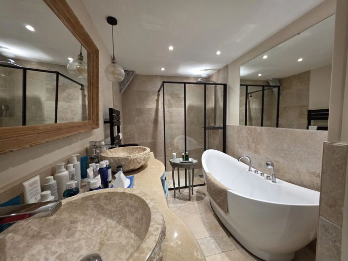 Image No.8-10 Bed House for sale