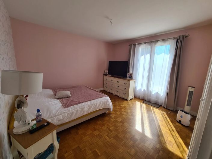 Image No.8-6 Bed House for sale
