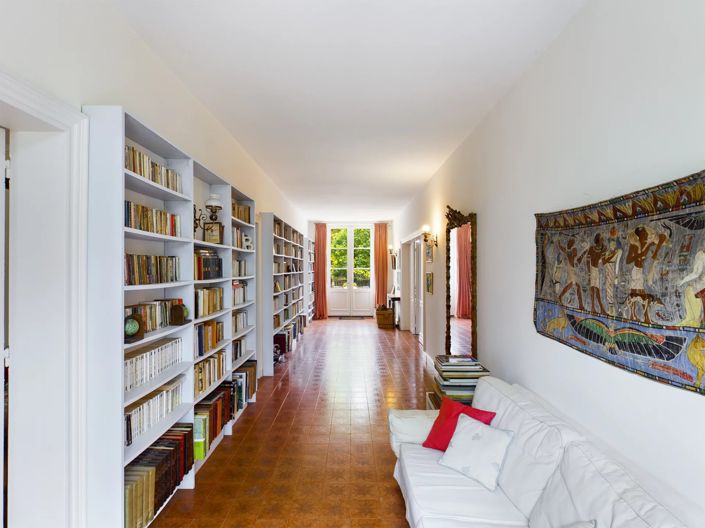 Image No.8-8 Bed House for sale