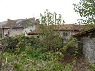 1 - Charroux, Maison de village