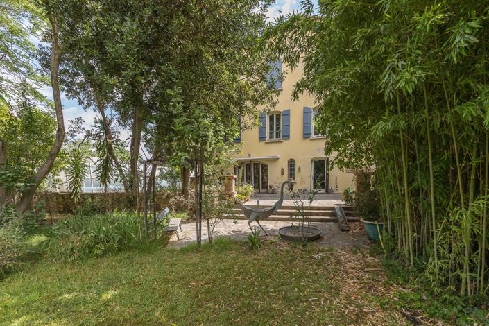Image No.1-20 Bed House for sale