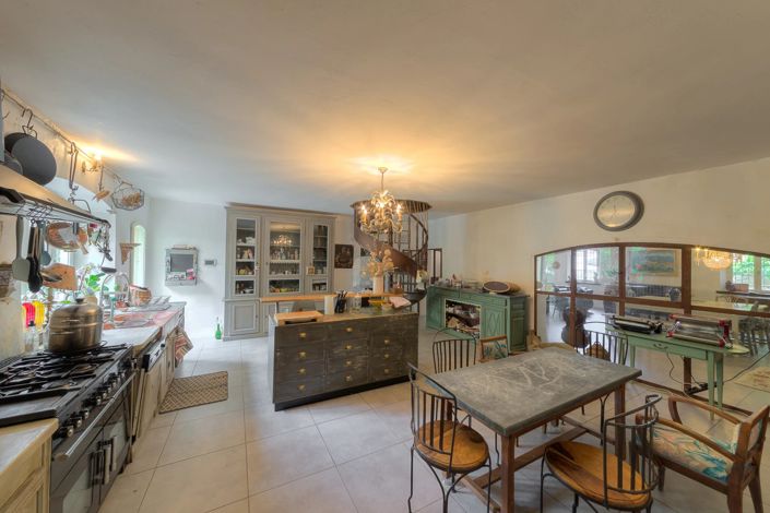 Image No.5-20 Bed House for sale