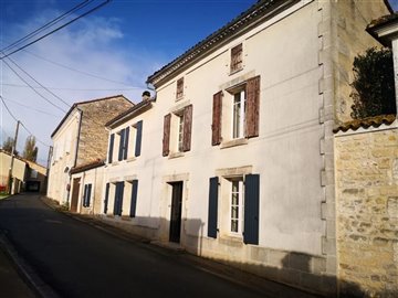 1 - Hiersac, Maison de village