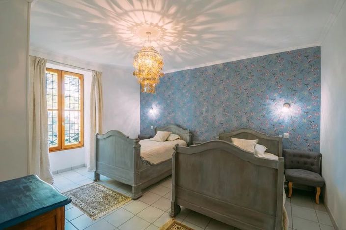 Image No.5-8 Bed House for sale