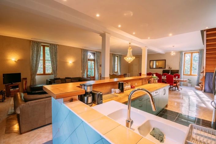 Image No.6-8 Bed House for sale