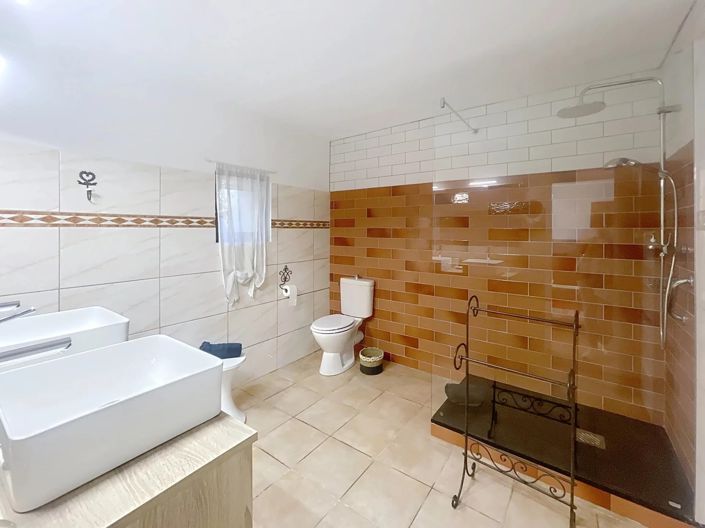 Image No.12-6 Bed Property for sale