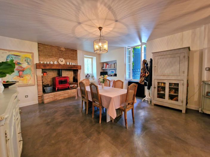 Image No.6-8 Bed House for sale