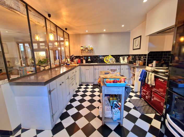 Image No.8-8 Bed House for sale