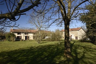 1 - Clussais-la-Pommeraie, Maison de village