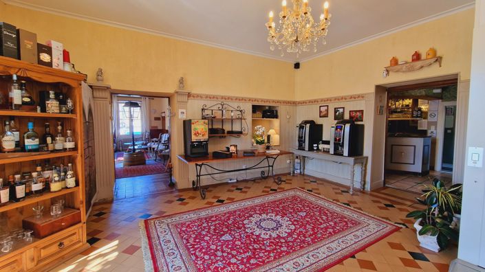 Image No.9-17 Bed Commercial for sale