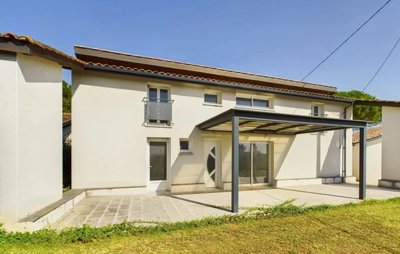 1 - Laroque-Timbaut, Village House