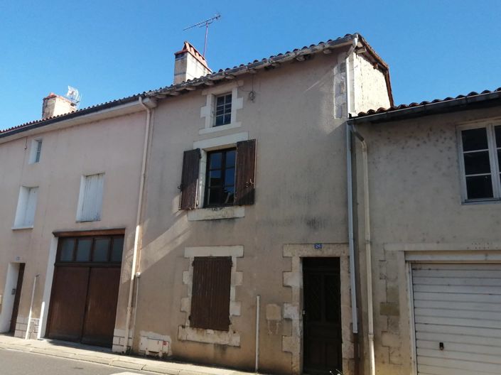 Image No.1-Maison de village de 2 chambres à vendre à Charroux