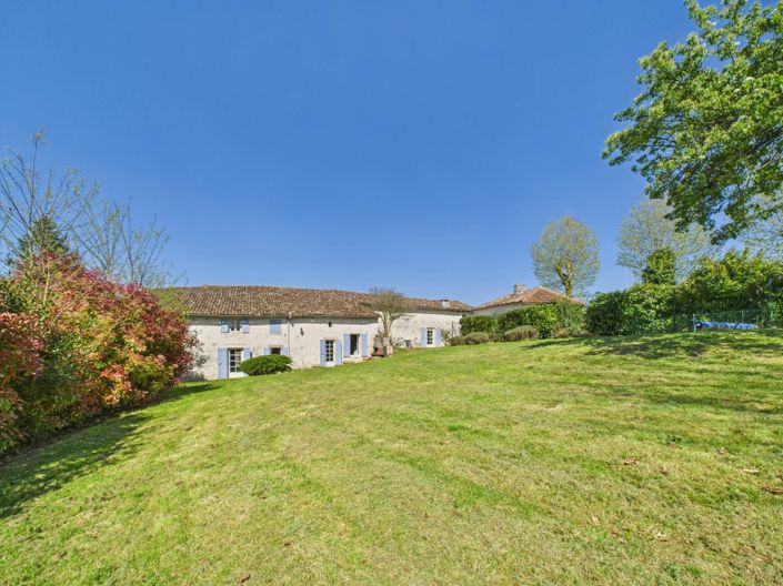 Image No.1-Maison de village de 7 chambres à vendre à Brossac