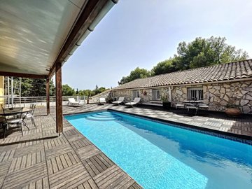 1 - Bages, House