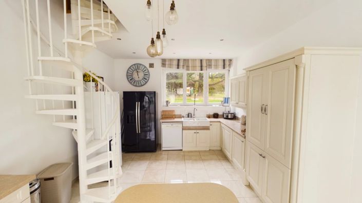 Image No.6-6 Bed House for sale