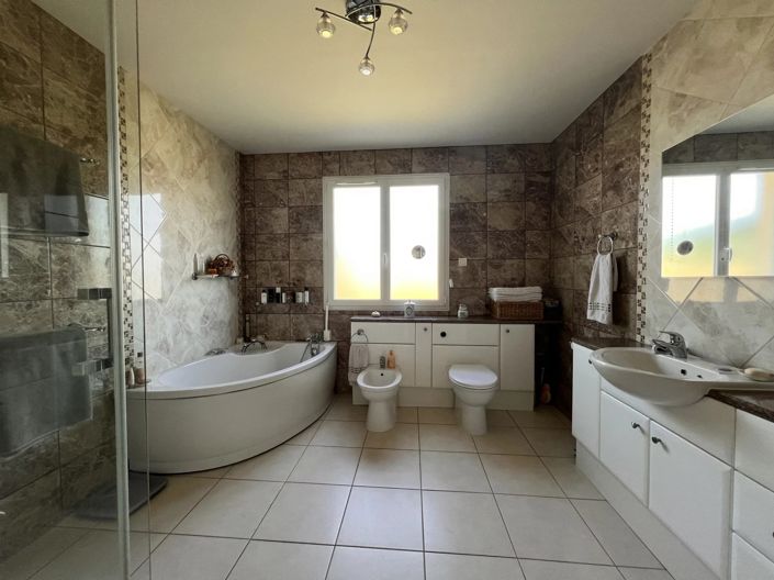 Image No.8-4 Bed House for sale