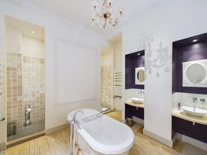 Image No.9-8 Bed House for sale