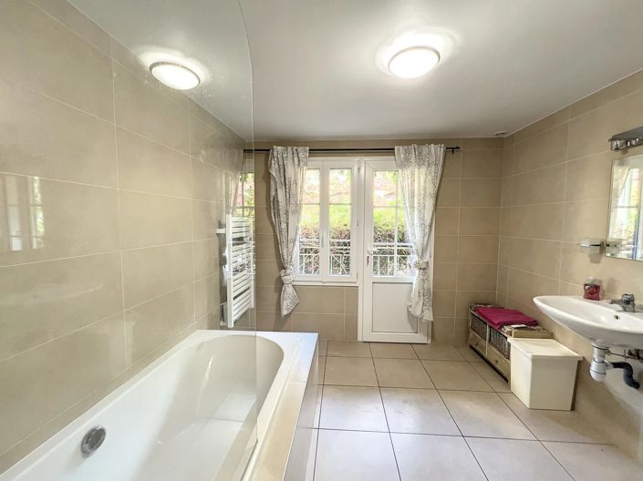 Image No.8-11 Bed House for sale