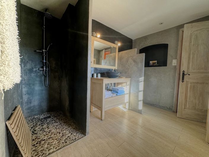 Image No.5-10 Bed House for sale