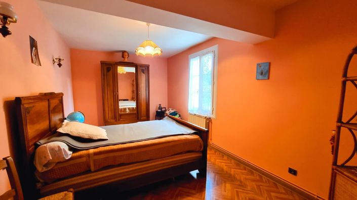 Image No.8-6 Bed House for sale