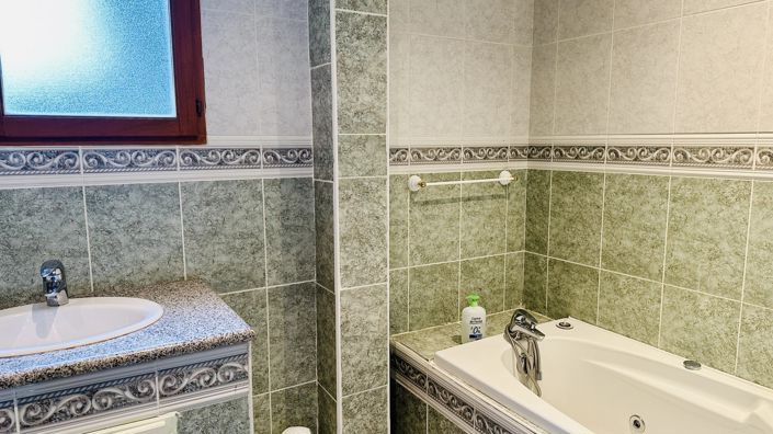 Image No.8-7 Bed House for sale